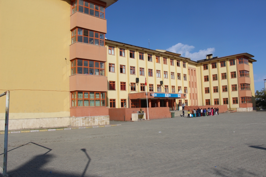 Ji bêderfetî cih nedane kurdî!