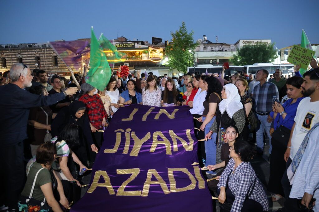 Jinan li Amedê bang kir: Em ê bersiva herî xurt bidin nijadperestan