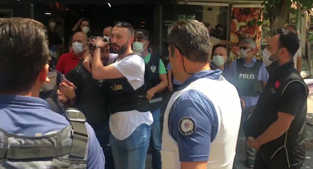 Kê çek da destê wî?