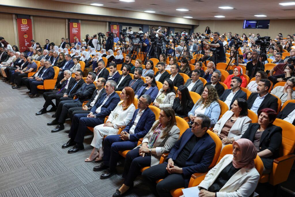 Di Forûma Aştî û Azadiya Civakî statuya Ocalan xwestin