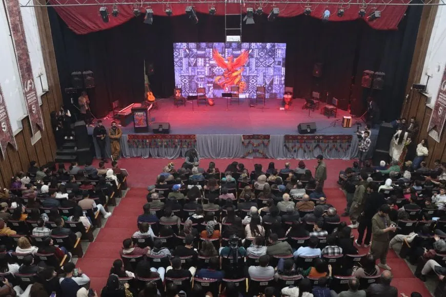 Rojava li dor 'çîrokên hevpar' civiya