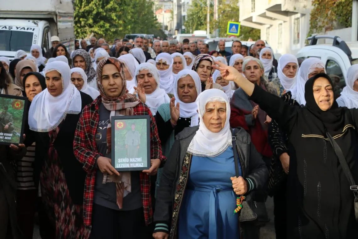 Bi girseyî çûn şîna endamên HPG û YJA-Starê