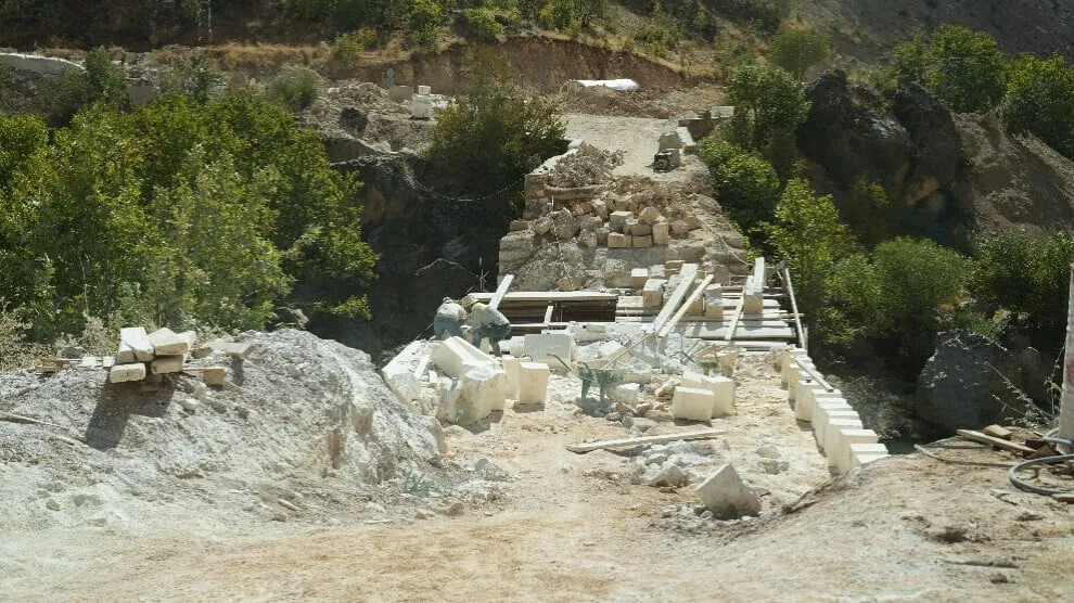 Kevirê pira dîrokê dîzîne û restorasyona sexte dikin!