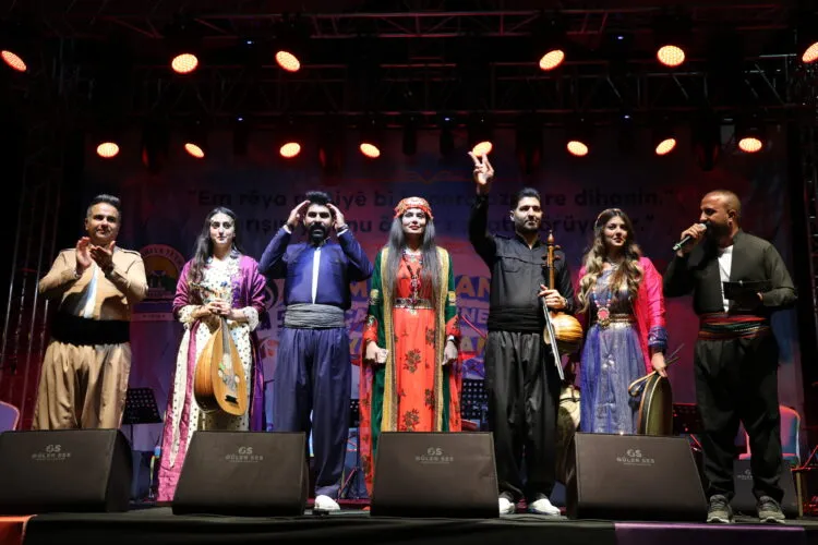 Hunermendên ji sê aliyan gihandin hev