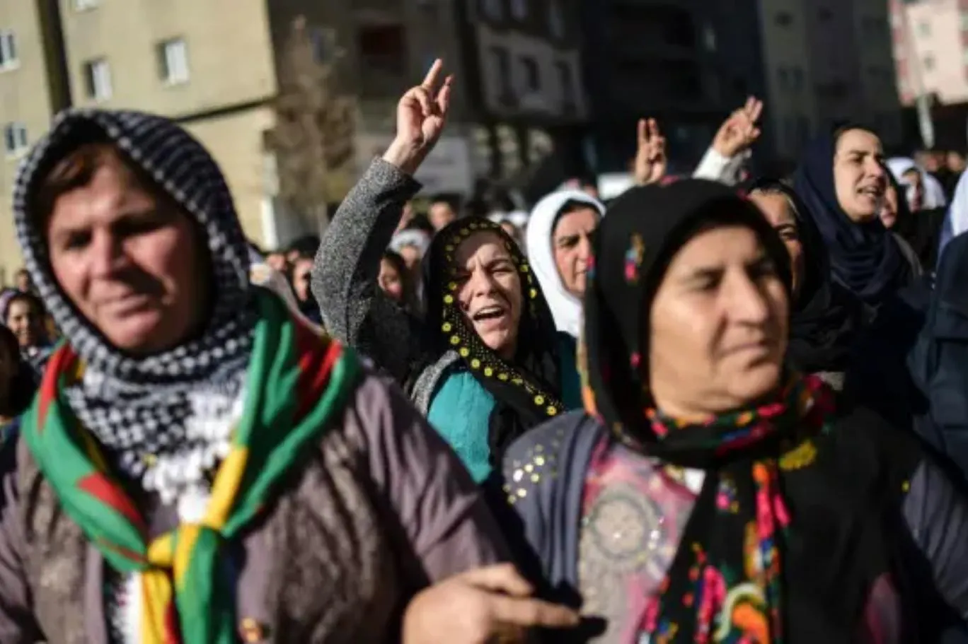 Di çîroka Çiyayê Reşkê de şayesandina gerîlayên jin