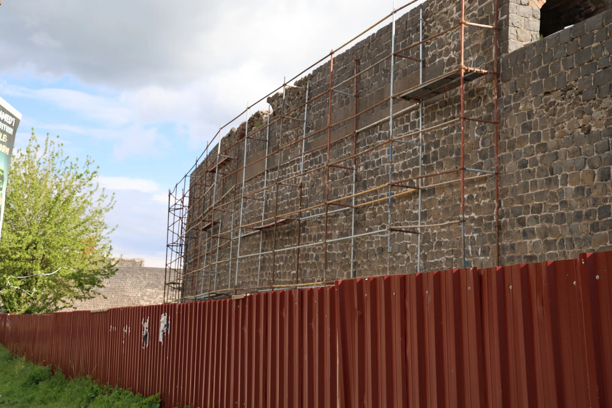 Sûrên Amedê nale nale