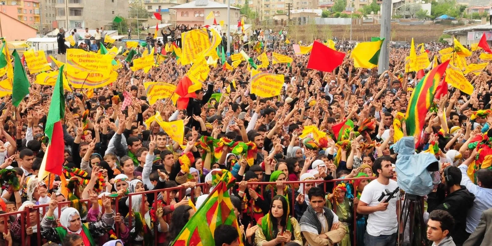 Nêzikatiyên erzan divê ne para me bin