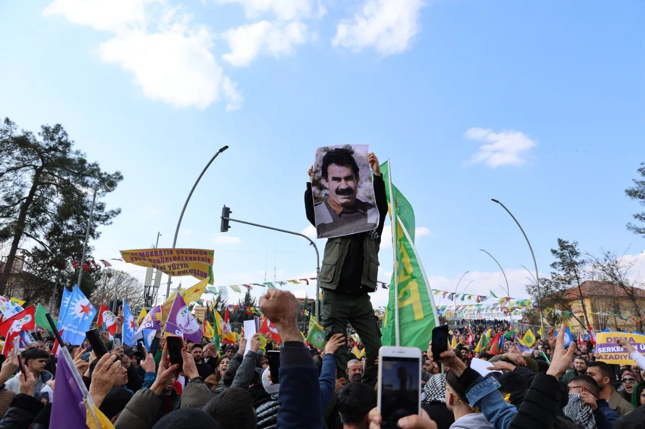 Amed de Mîtîngê Azadîye û Demokrasîye