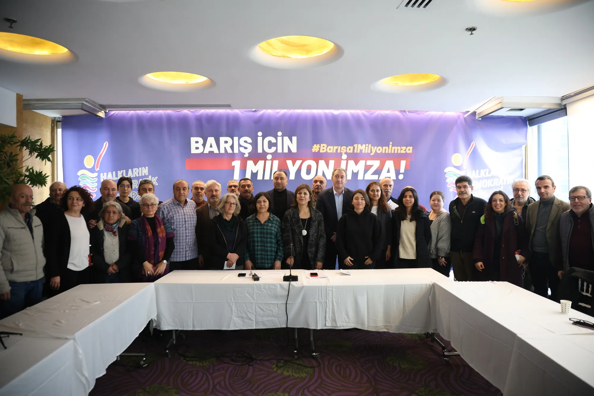 Kampanyaya ‘Ji bo aştiyê milyonek îmze’ didome