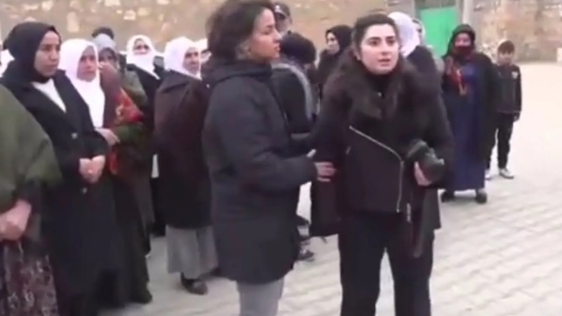 Polîsan heqaret lê kir walîtiyê lêpirsîn da destpêkirin