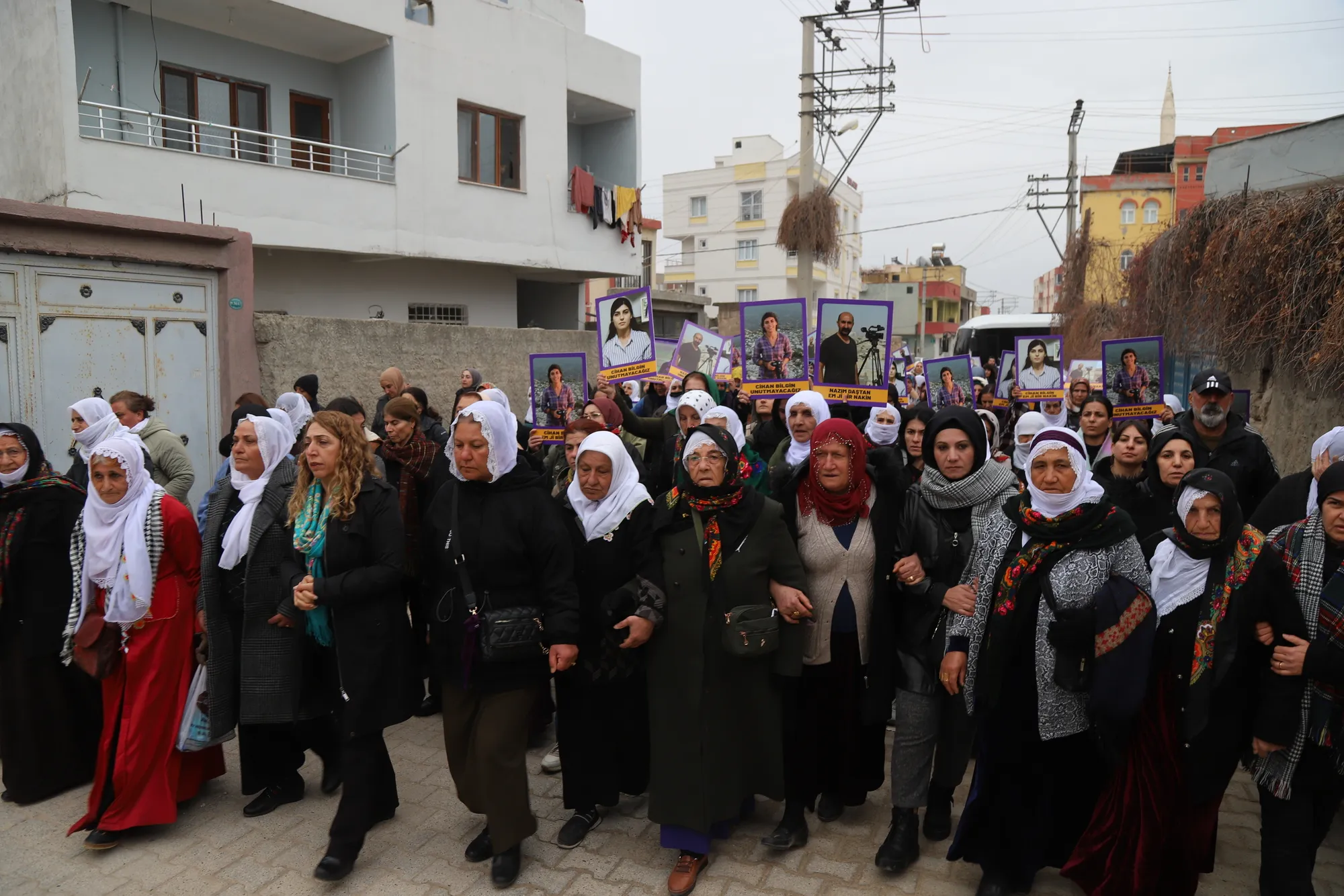 Gelê kurd bi girseyî diçin şîna rojanamegeran