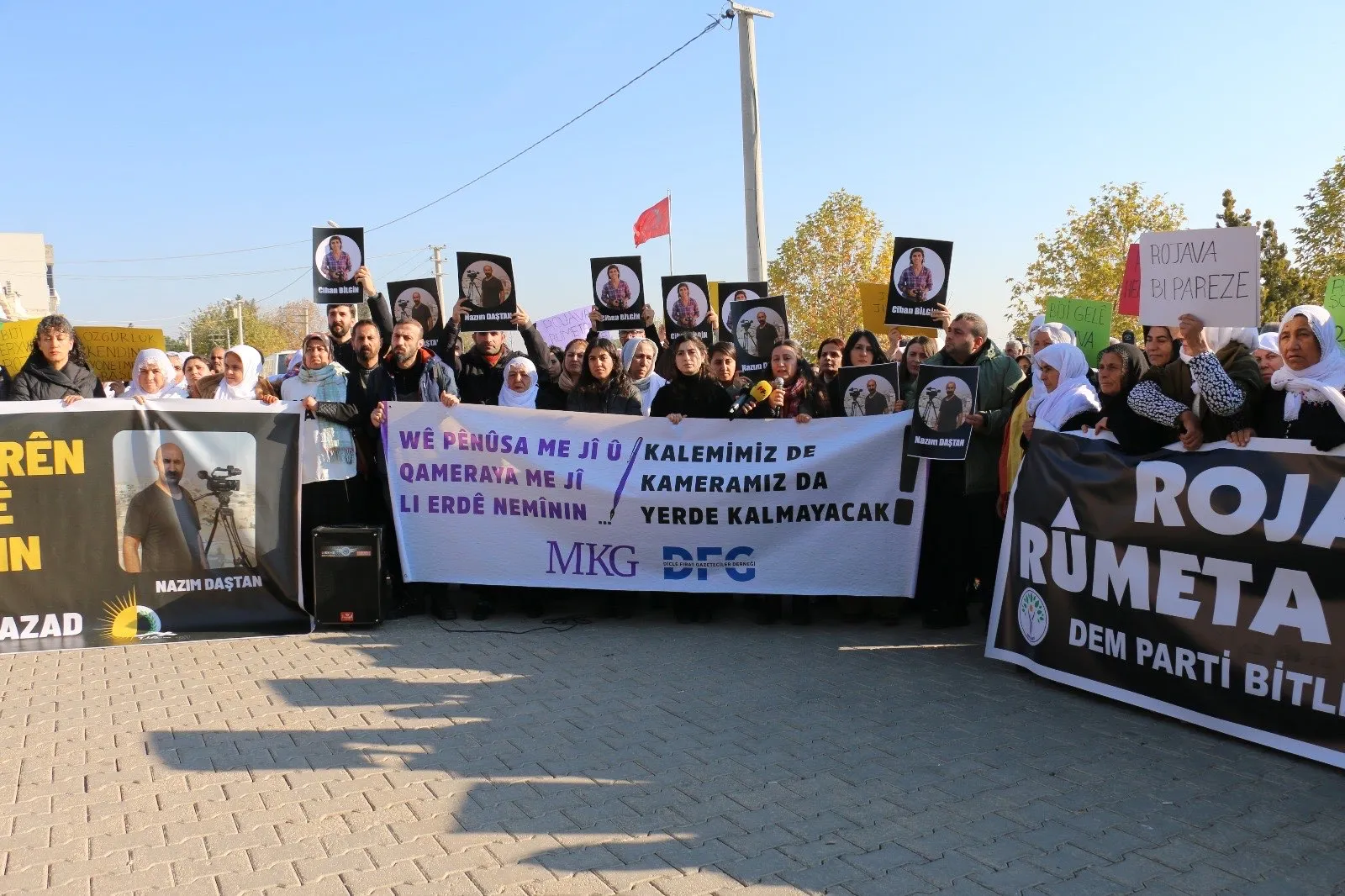 Dê kamera û pênûsên wan li erdê nahêlin