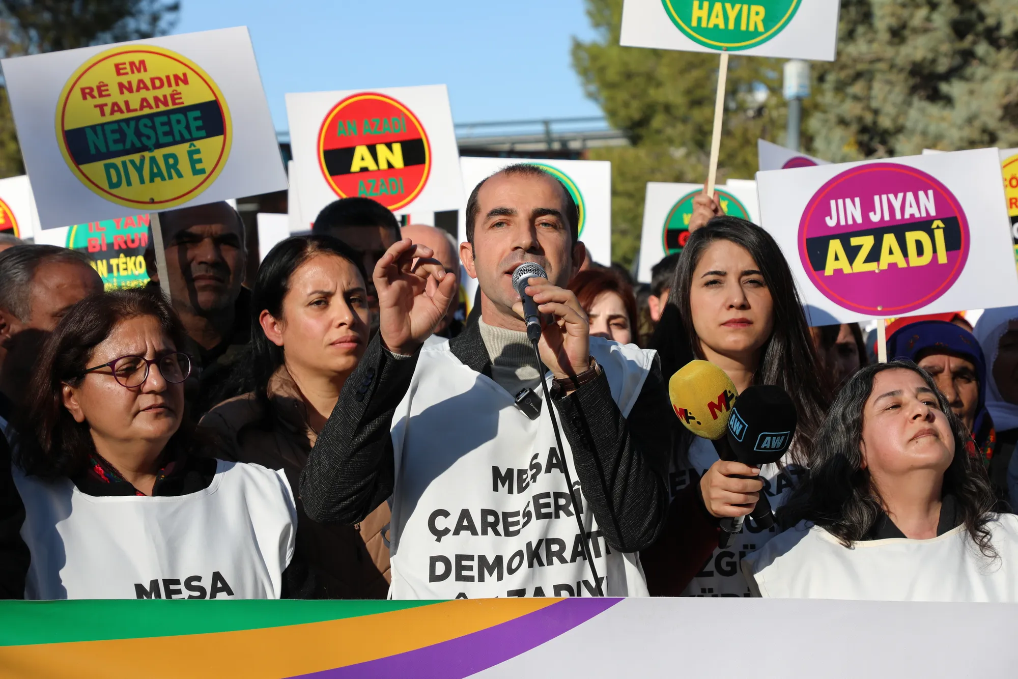 Keskîn Bayindir: Statuya kurdan nas bikin