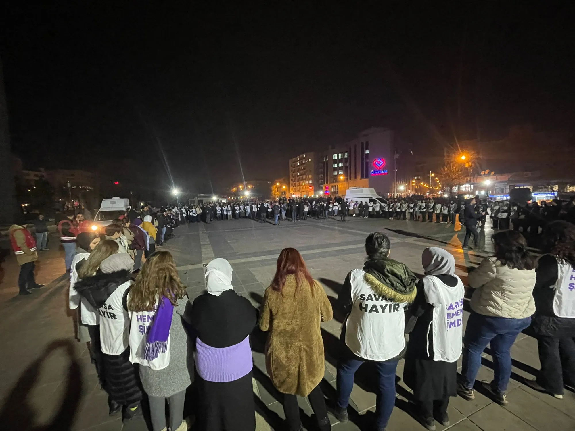 Gel li 6 bajaran êriş protesto kirin: Rojava rûmeta me ye