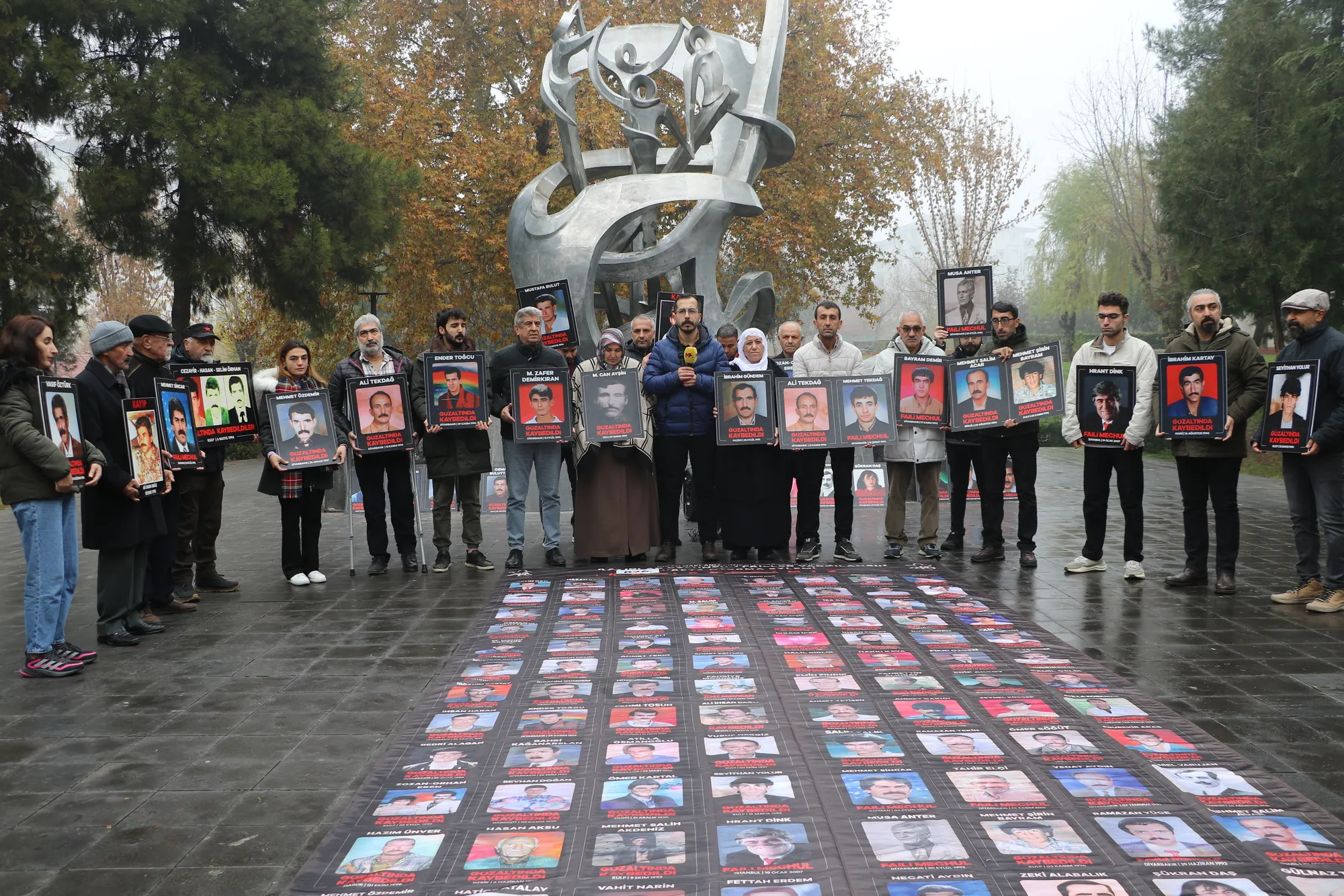 Li çar bajaran xwestin kujer bên darizînin