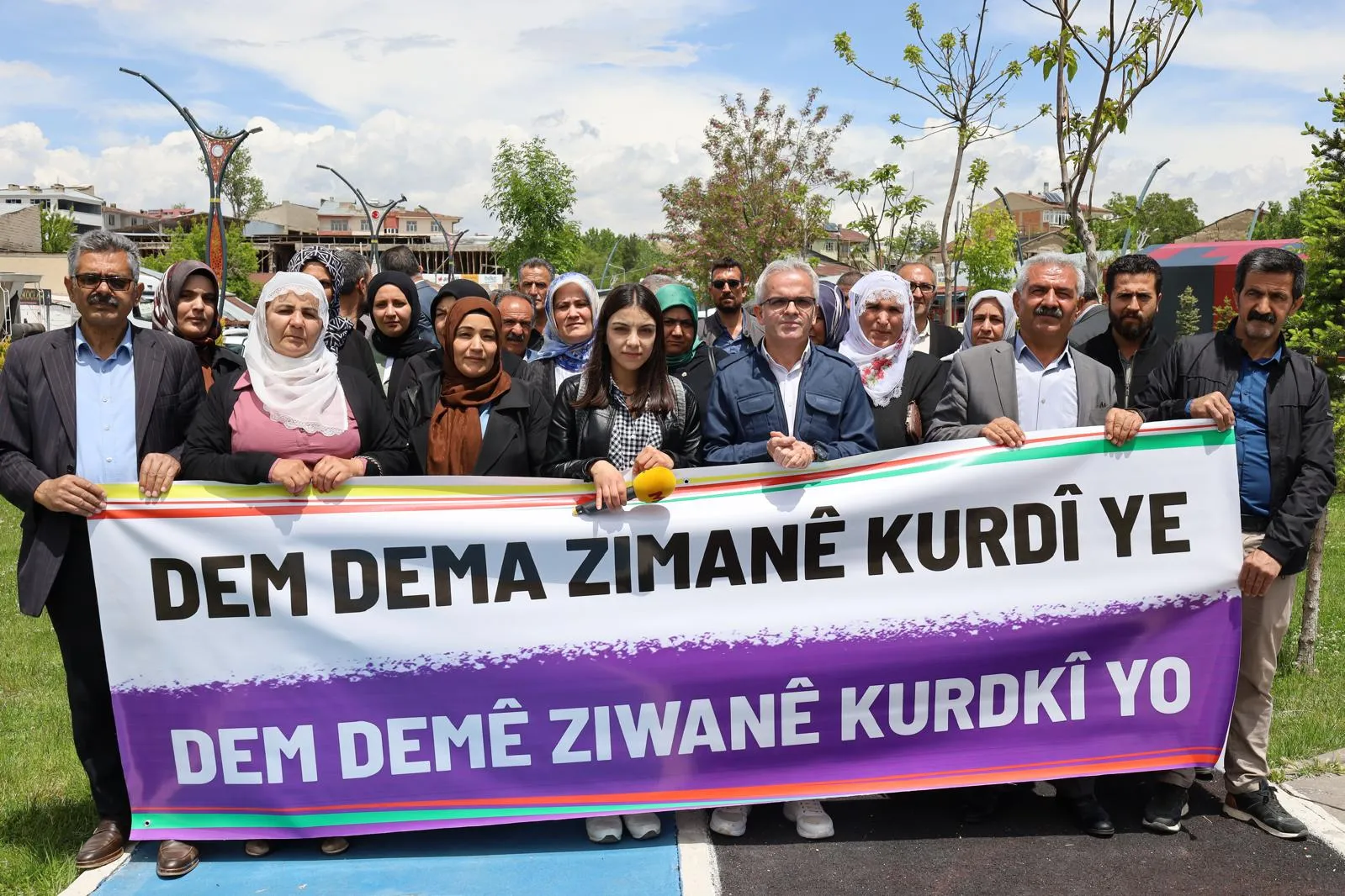 Bi cil û bergên kurdî beşdarî mitîngê bibin