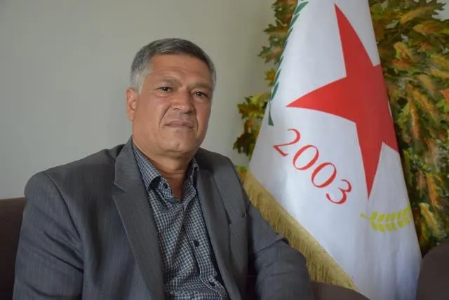 Bi kelecanek mezin îmze dikin