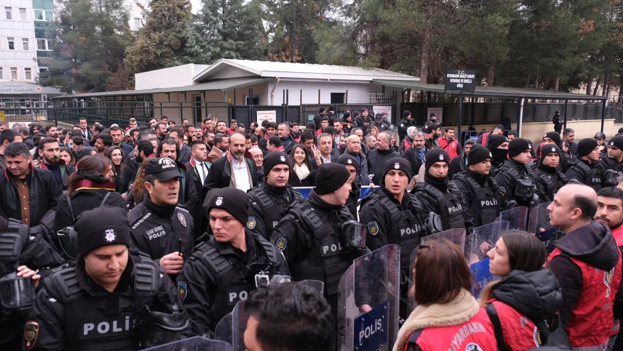 Ji bo Abdullah Ocalan hezar û 330 parêzeran serî li Wezareta Dadê dan