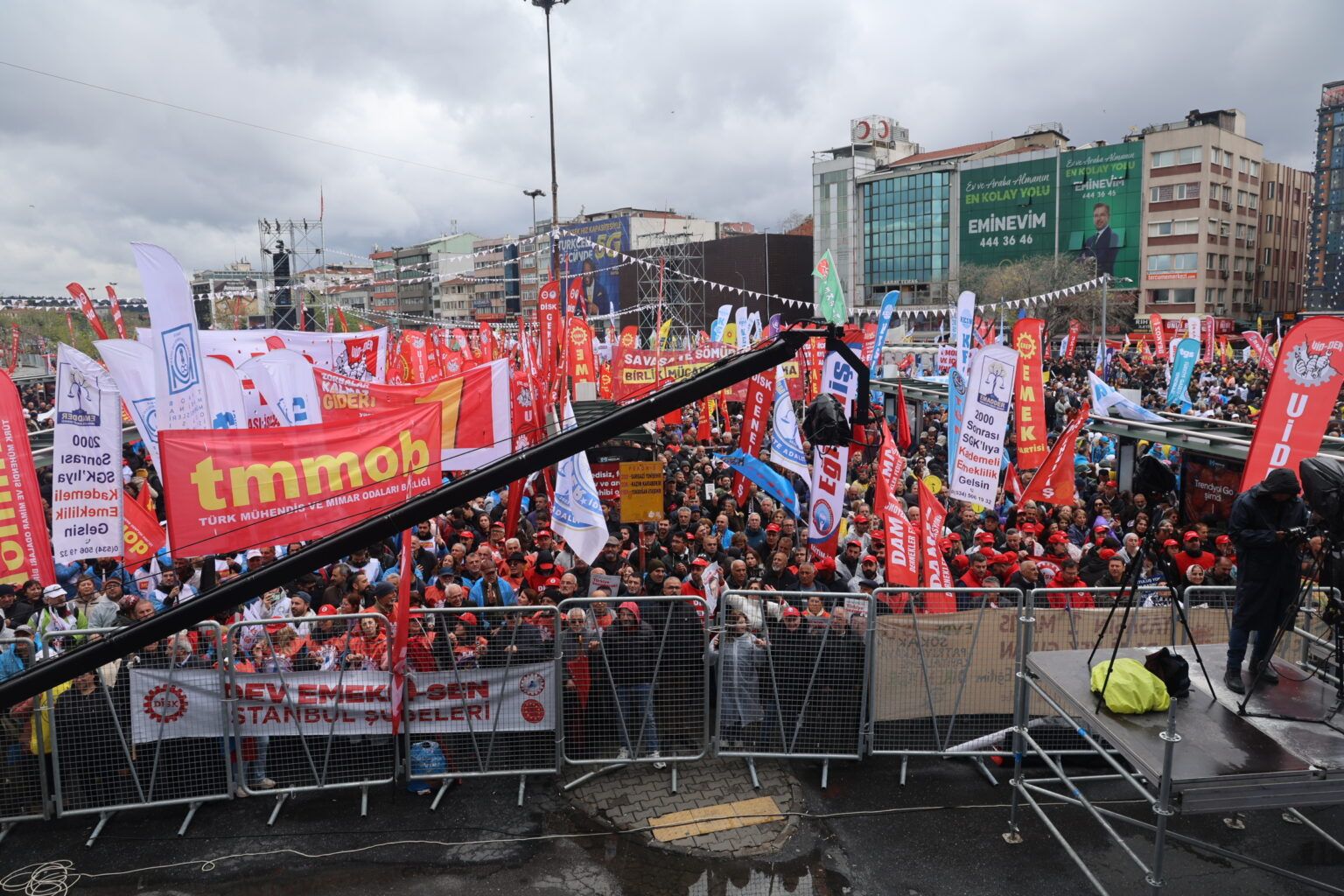 Peyama 1ê Gulanê ya Stenbolê: “Aştî heviya kedkar, jin, zarok û ciwanan e”