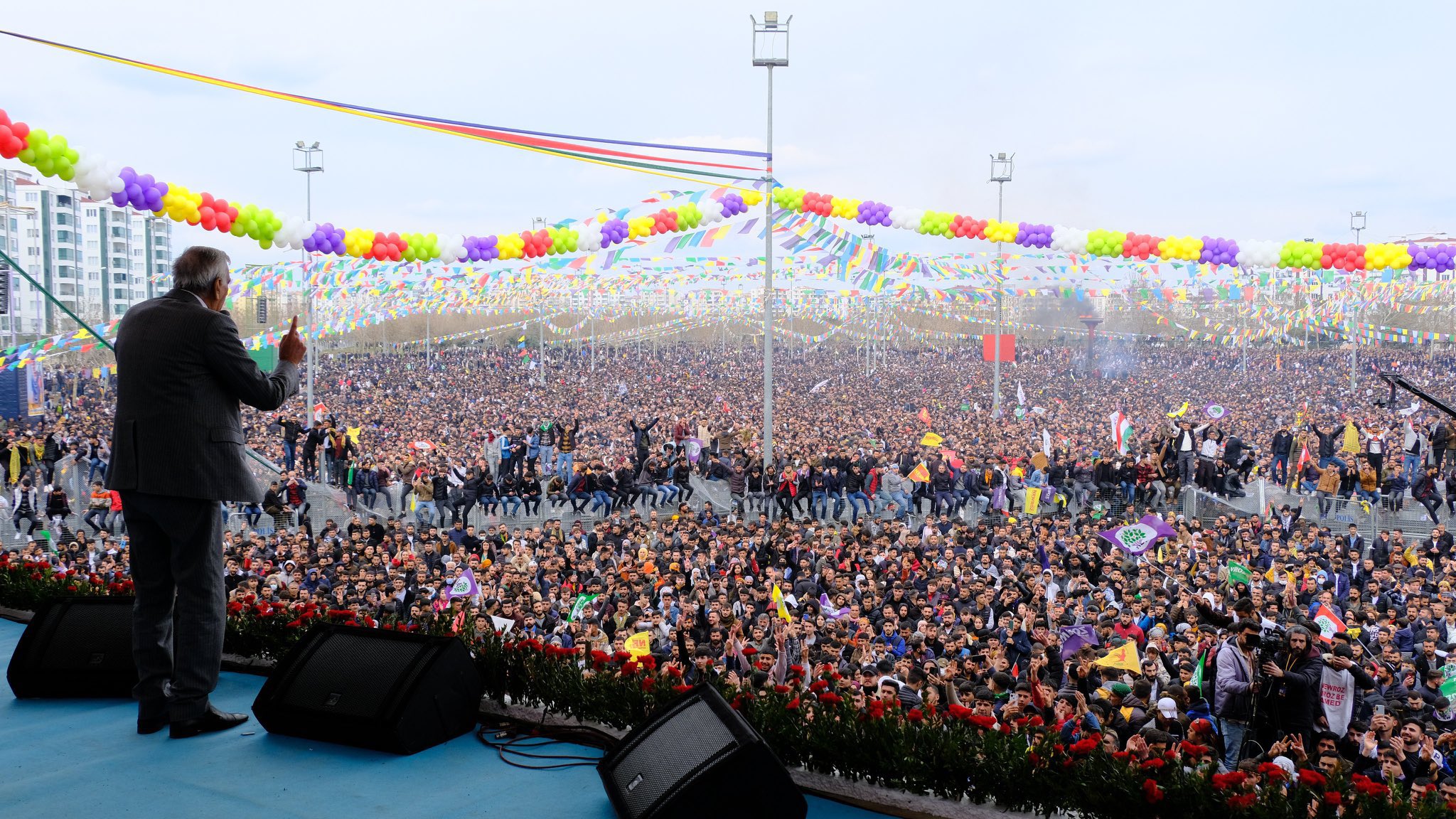 Newroz roşanê estbîyayîşîyo