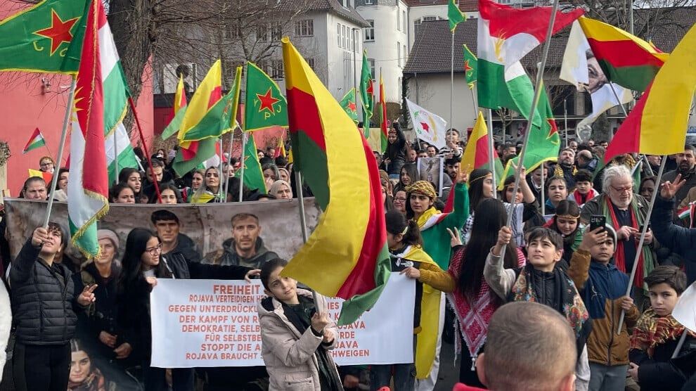 Ji bo Rojava Swêd û Almanya meş û mîtîng li dar xistin