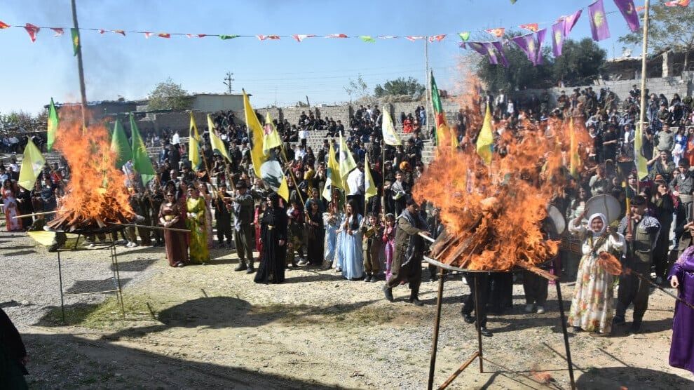 Xelkê Mexmûrê bi girseyî Newrozê pîroz kir