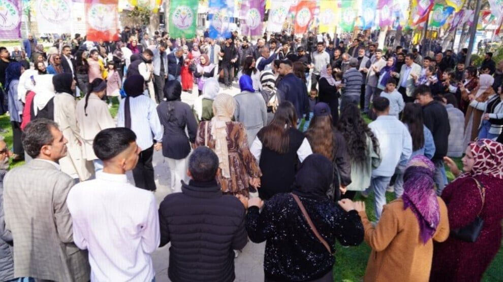 Bi sedan welatiyan li Pirsûs, Mêrsîn û Çinarê dar çandin 