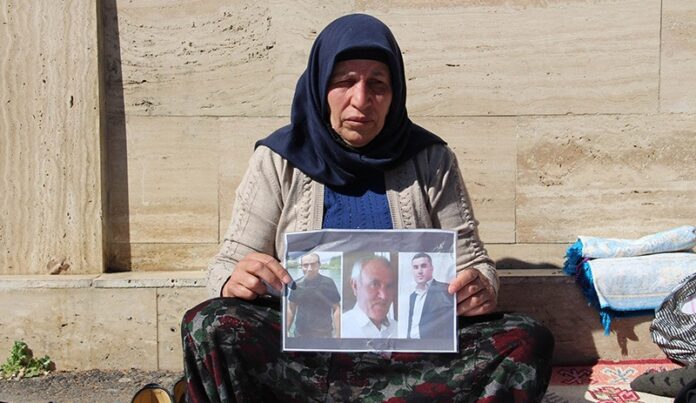 'Em naxwazin di bin zilmê de bijîn'