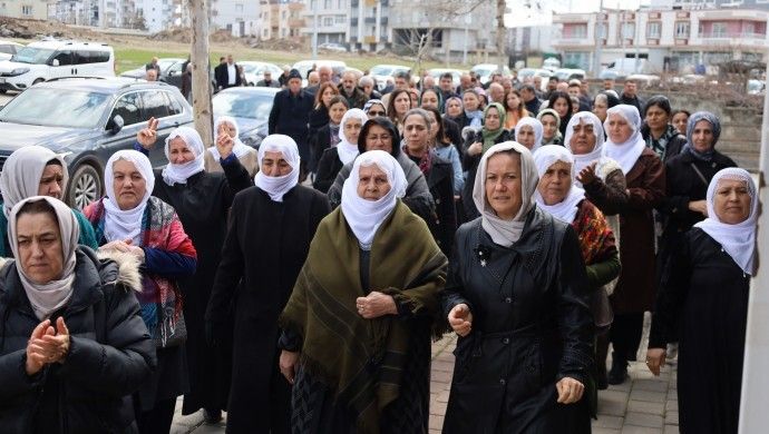 Gel bi girseyî çûn şîna şervanên YPGê