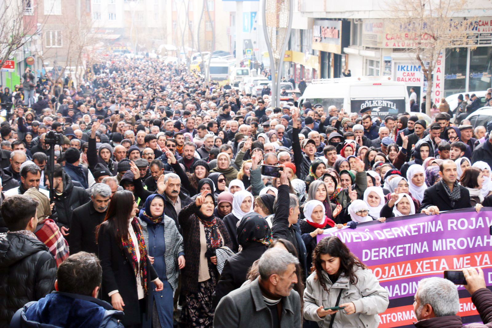 Kolan û qad dibêjin: Yekîtî yekîtî yekîtî !
