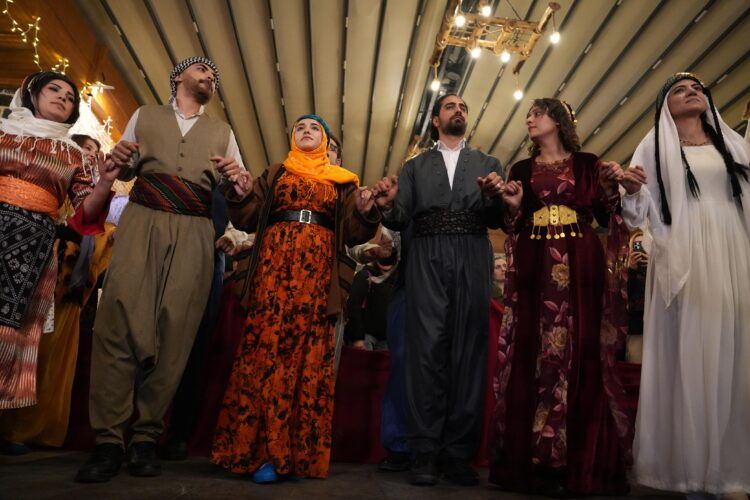 KASEDê bi pêşandanekê cil û bergên Kurdî dan nasandin