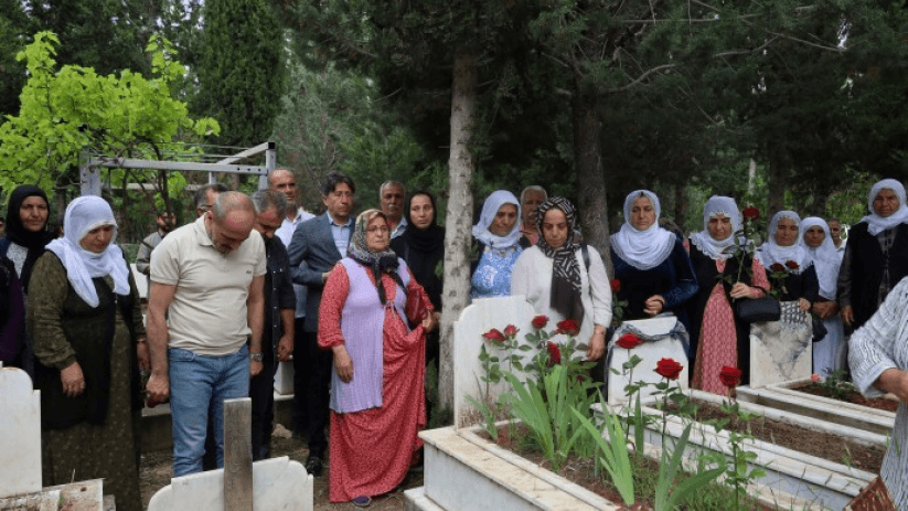 Malbatan gorên zarokên xwe ziyaret kirin