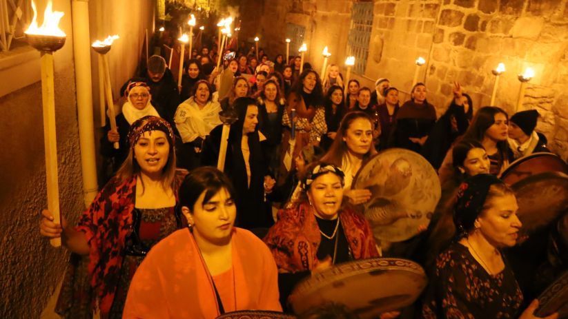 Jin li Mêrdîn û Mêrsînê meşên şevê li dar xistin