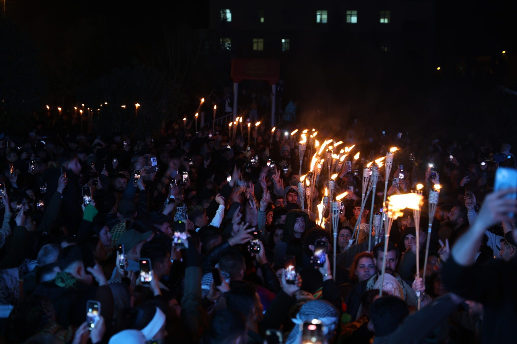 Gel bi 77 meşaleyan rojbûna Rêberê xwe pîroz kirin