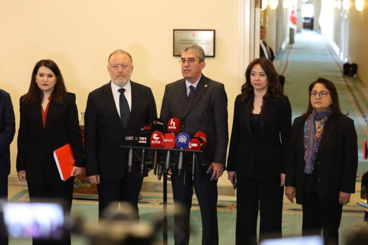 Hevdîtina heyeta CHPê û DEM Partiyê bi dawî bû