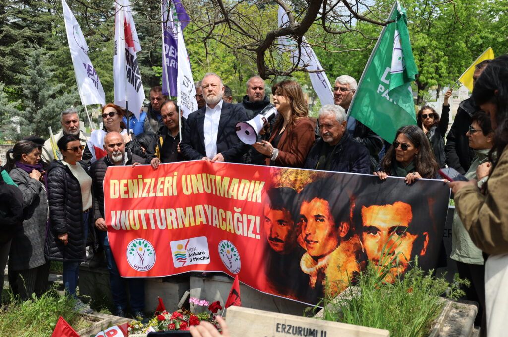 Gezmîş, Aslan û Înan li ser gorên xwe hatin bibîranîn