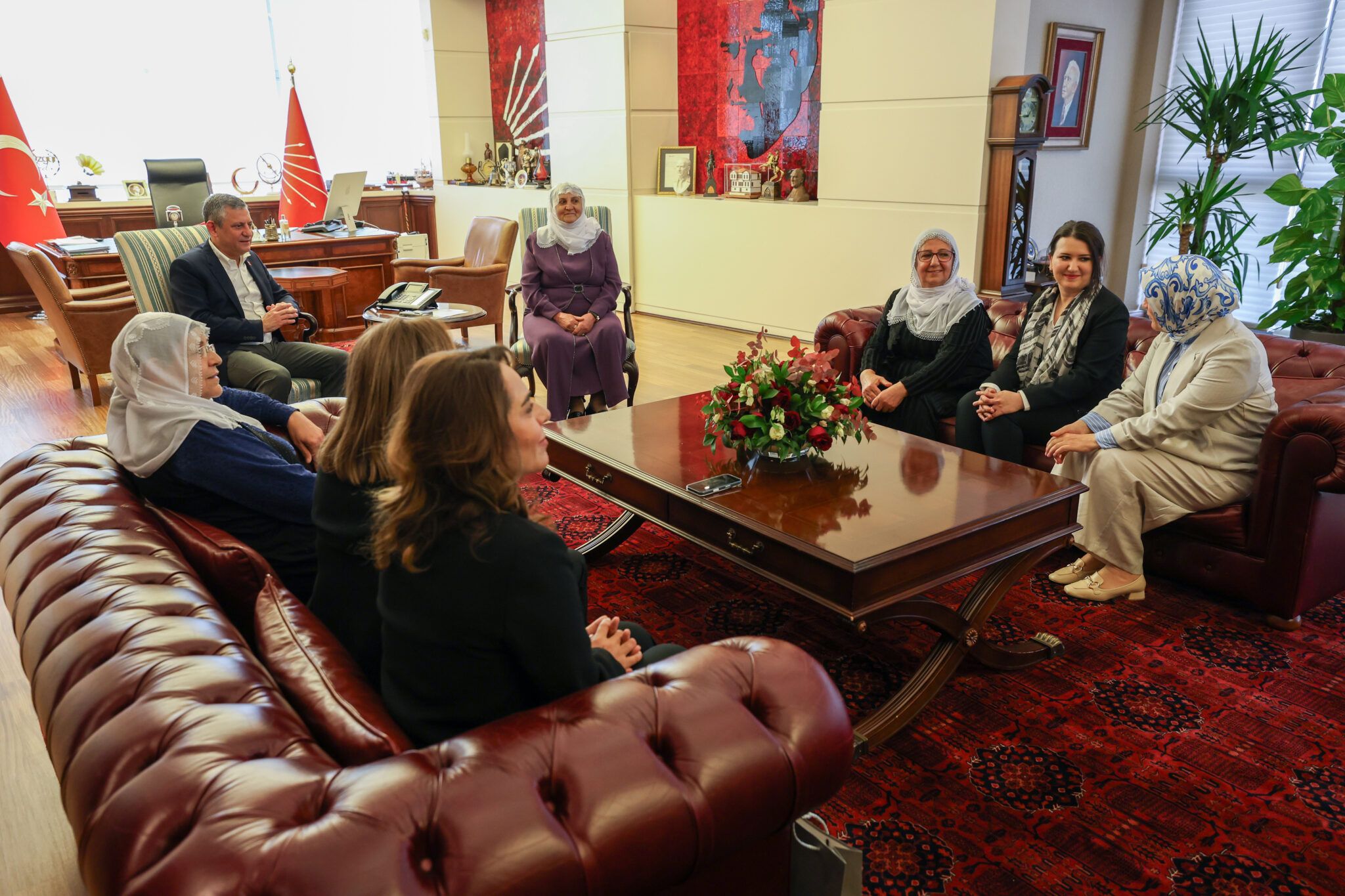 Heyeta Dayikên Aştiyê bi Ozgur Ozel re civiya