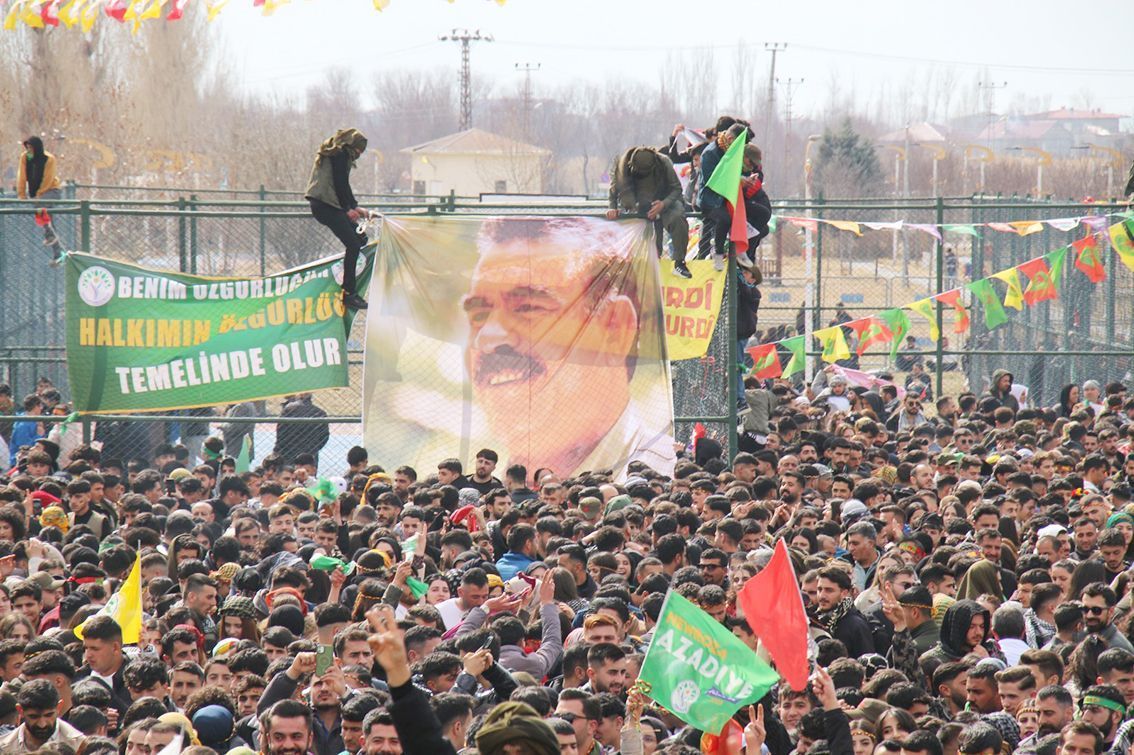 Li qada Newrozê posterê Abdullah Ocalan rakirin