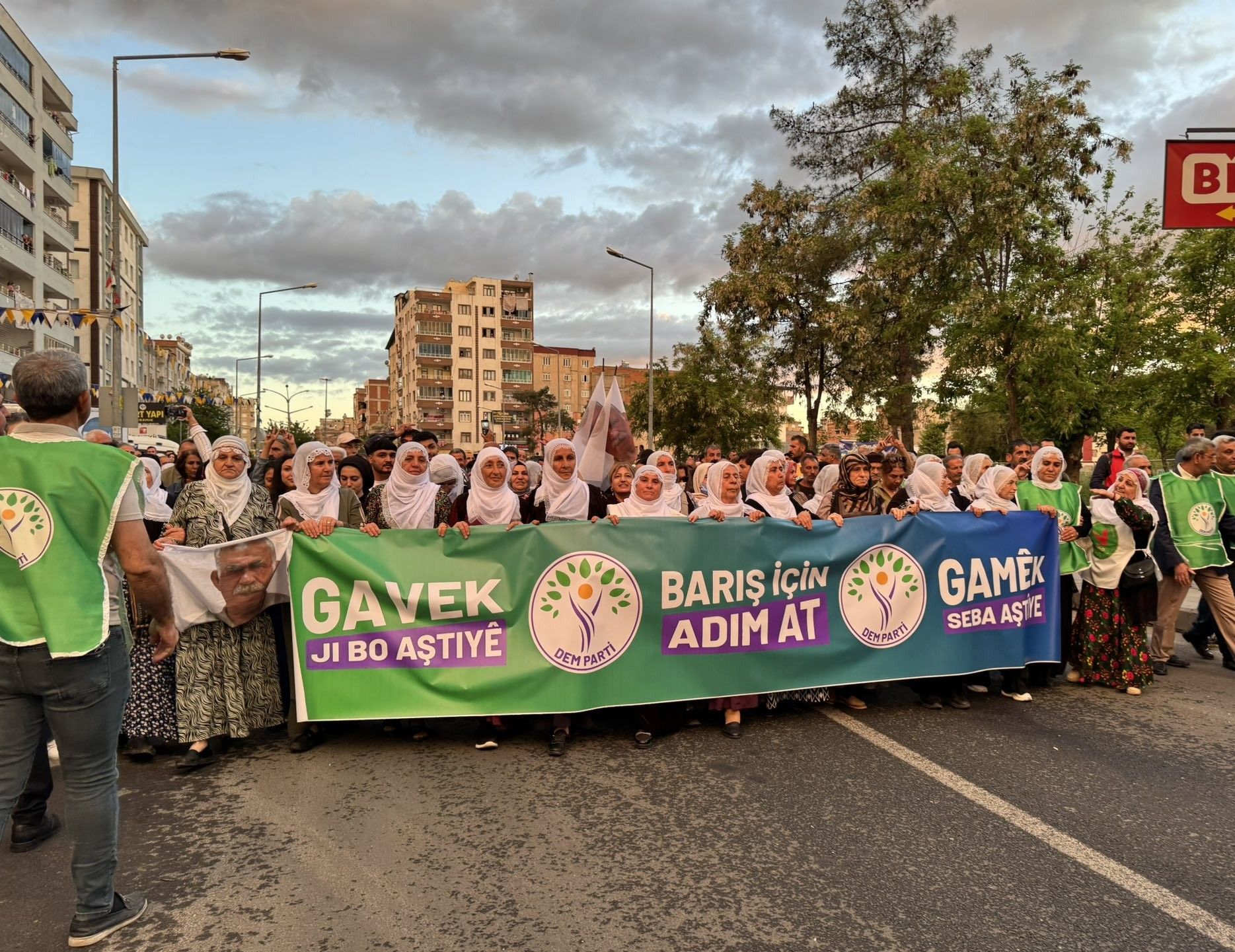 Bi hezaran di çalakiya ‘Gavek ji bo aştiyê’ de meşiyan