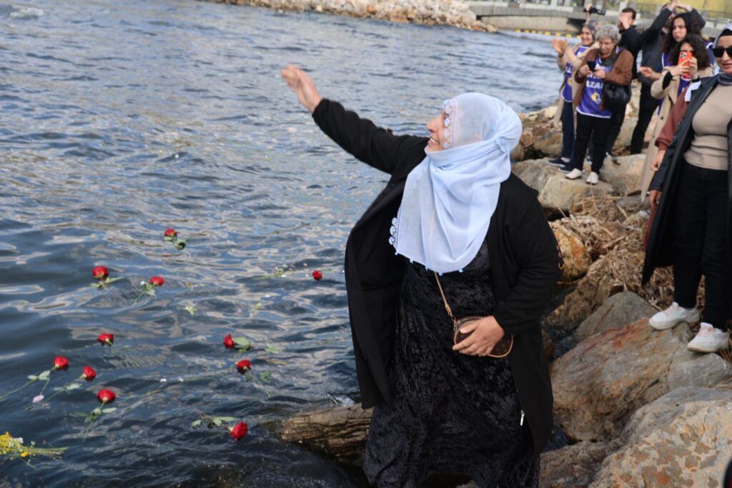 Jinan gul û name ji Îmraliyê re şandin