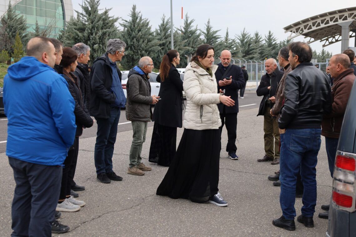 Cenazeyê rojnameger Osman Kiliç li Amedê hate pêşwazîkirin