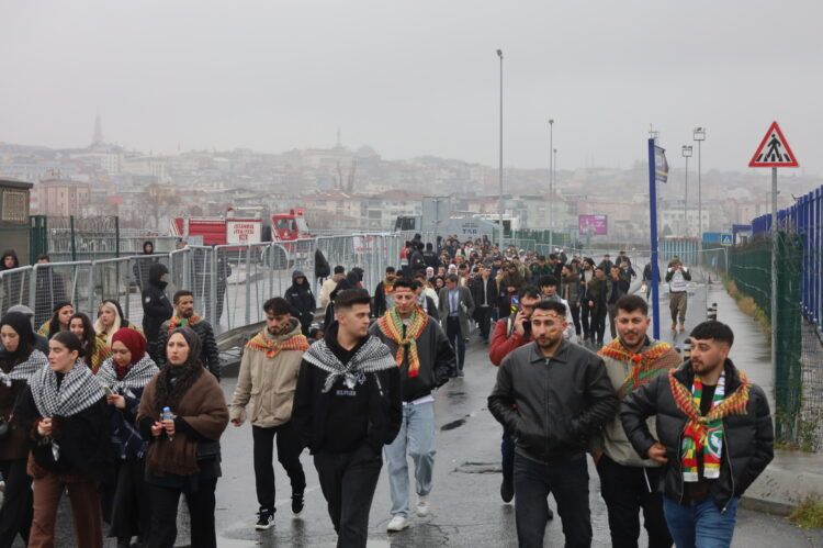 Li Stenbolê bi hezaran kes ber bi qada Newrozê ve diherik e