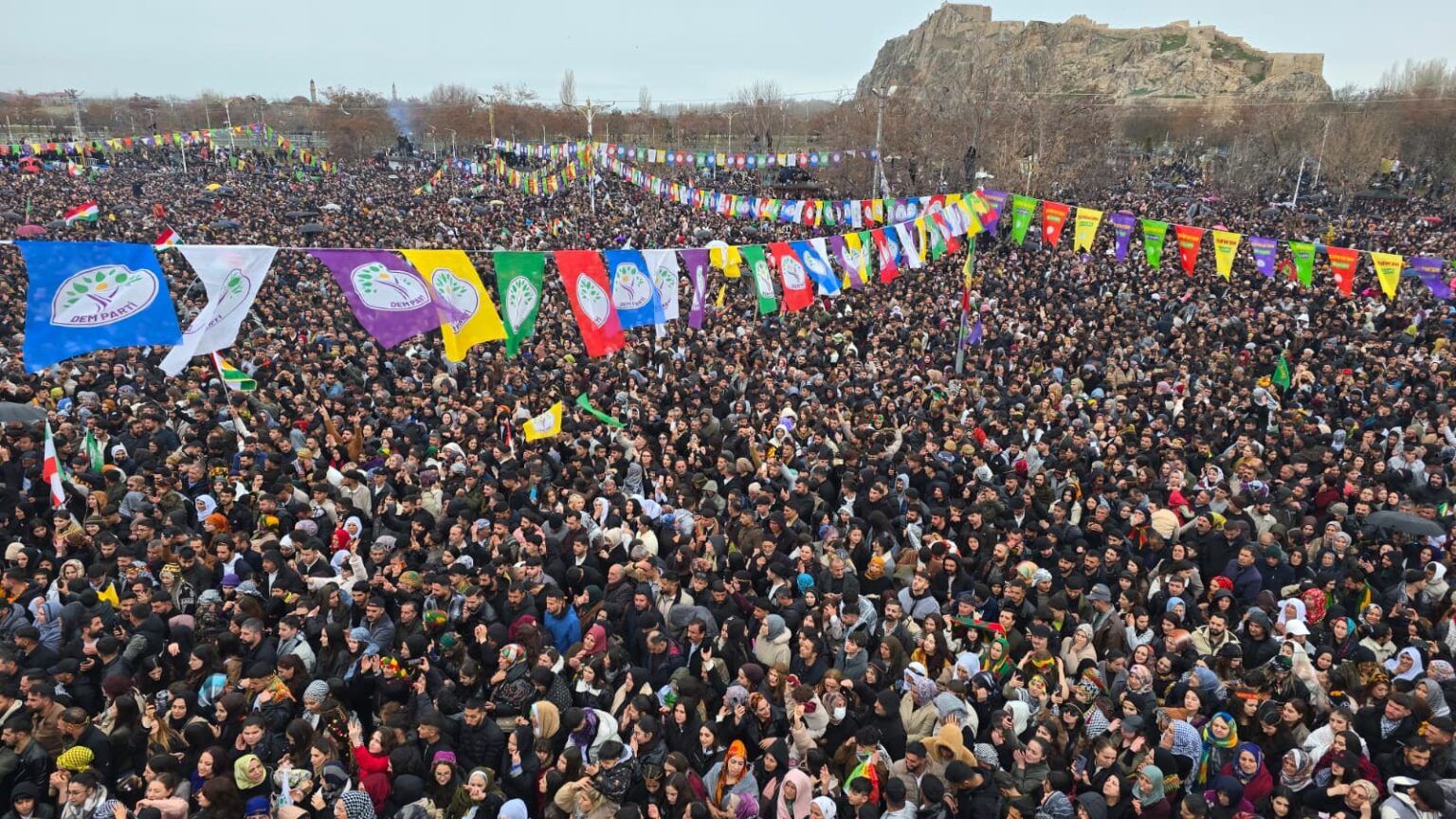 Bi milyonan Kurdistanî li dora agir bûn yek û Newroz pîroz kirin