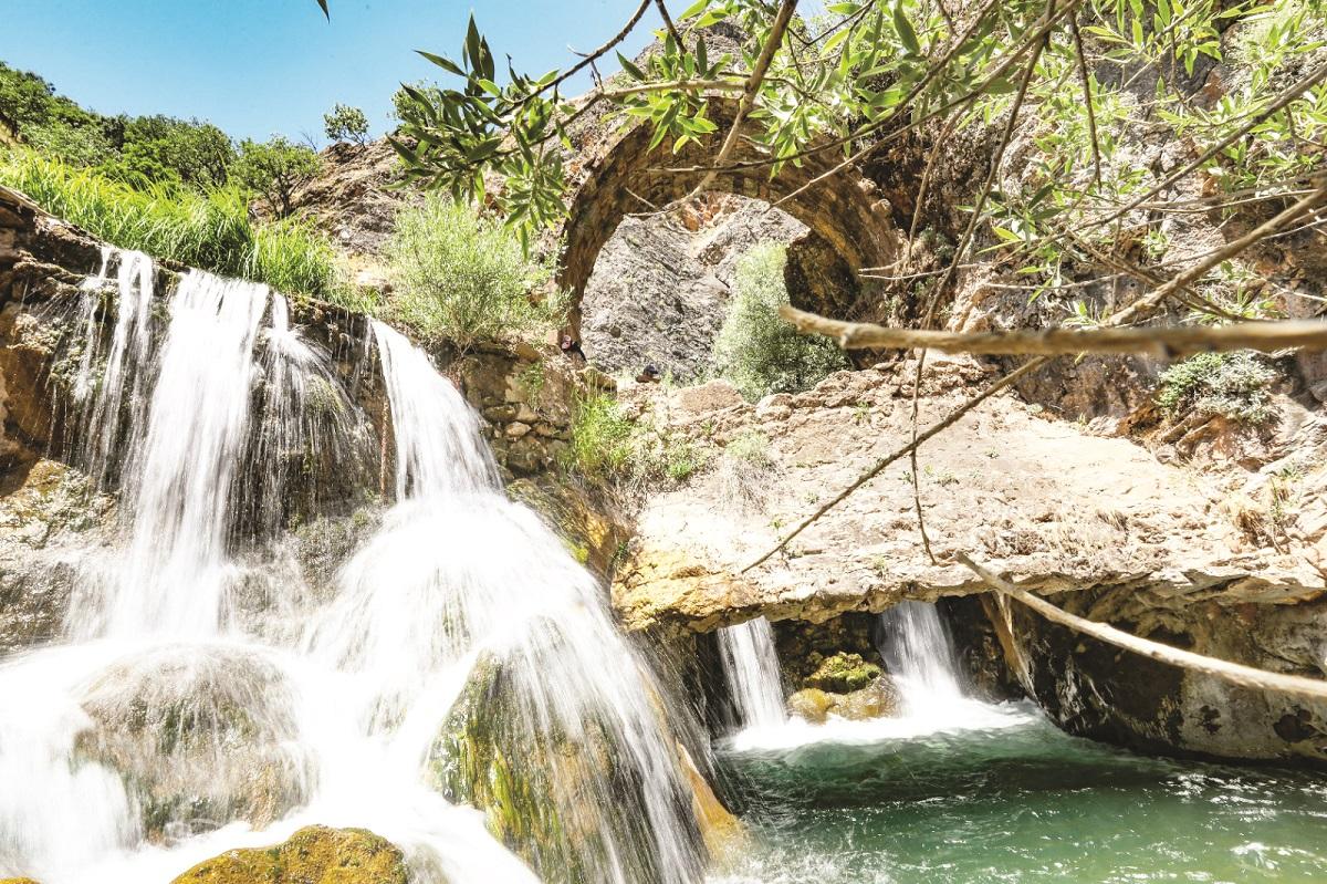 Di geliyekî kûr de keleh û pireke dîrokî û xweş