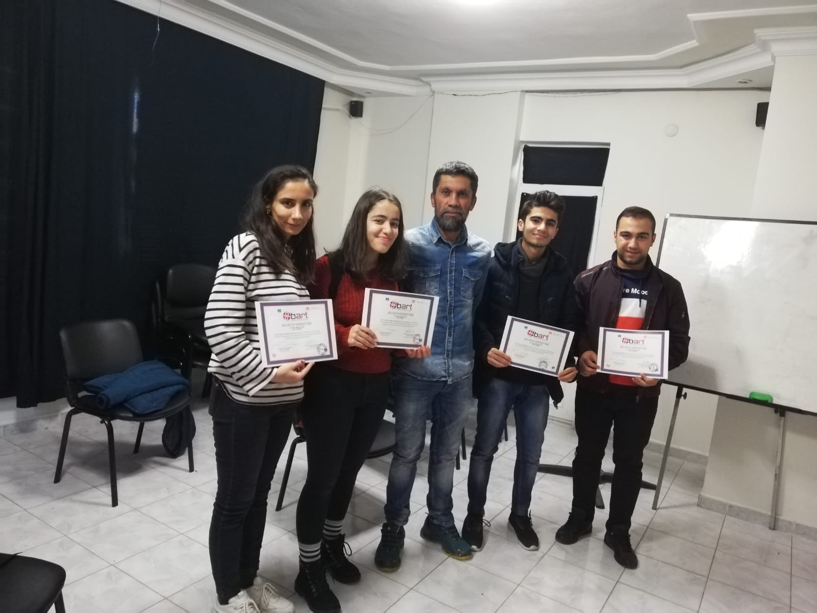 Kurd kujerê zimanê xwe ne!