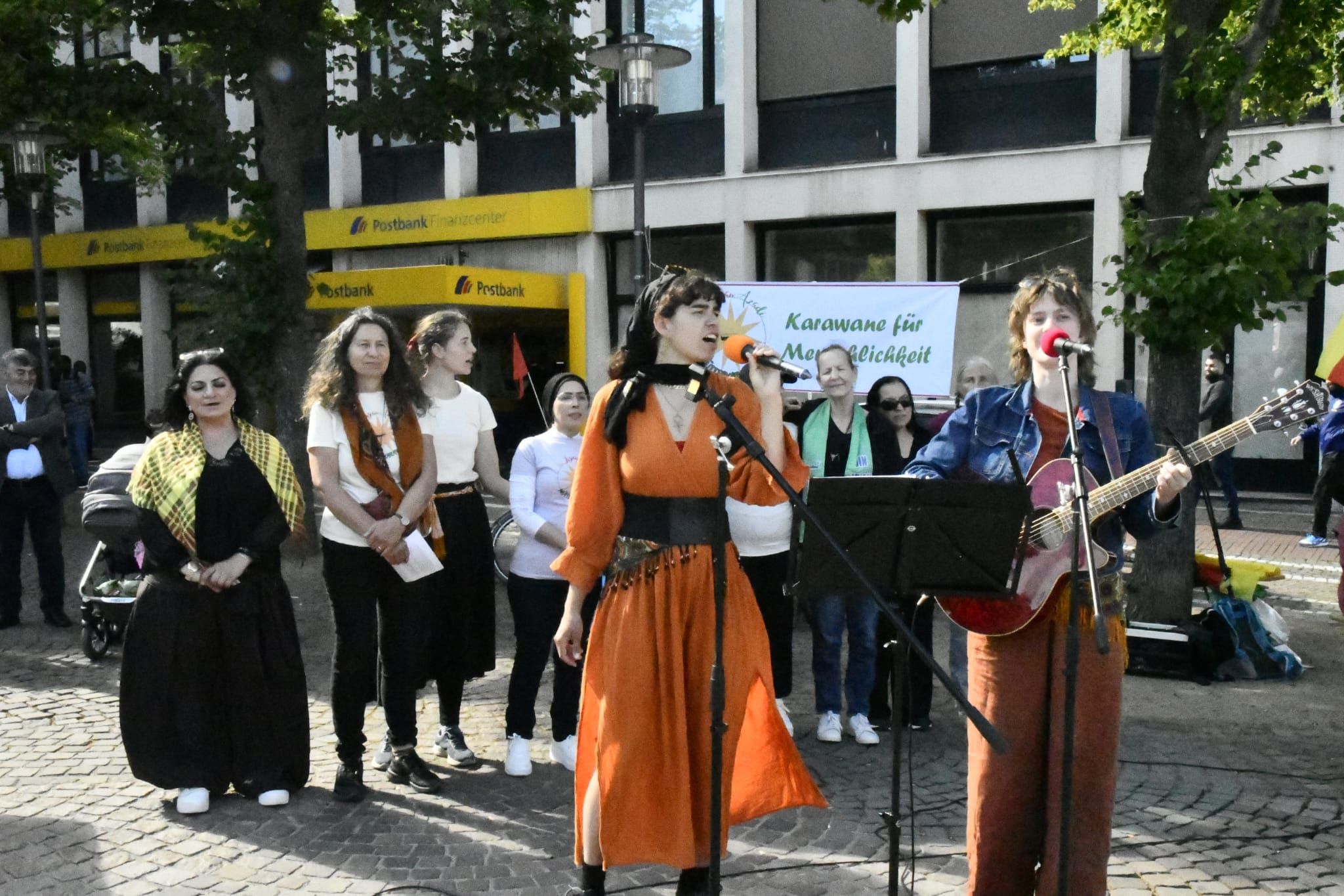 Karavana Dayikan li Darmstadtê bi coş hat pêşwazîkirin