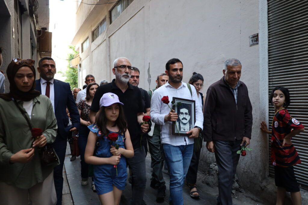 Rojnamegeran Hafiz Akdemîr bi bîr anin