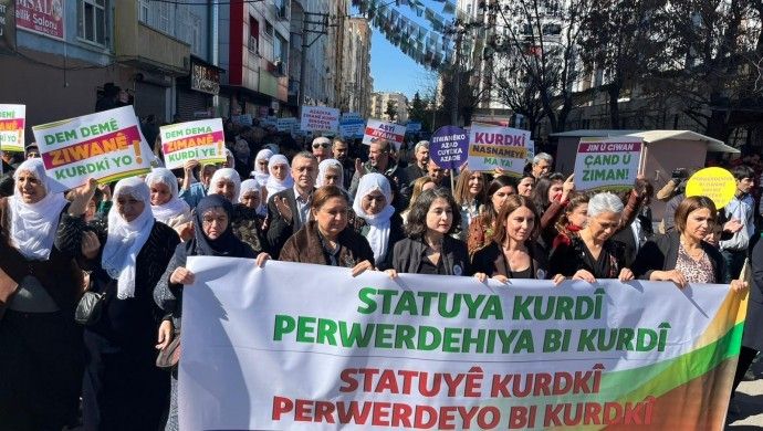 Gel li Amedê ji bo zimanê dayikê meşiya