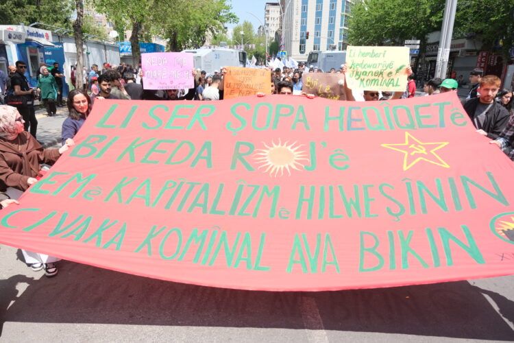 Li Amedê bi hezaran karker û kedkar herikîn qada Îstasyonê