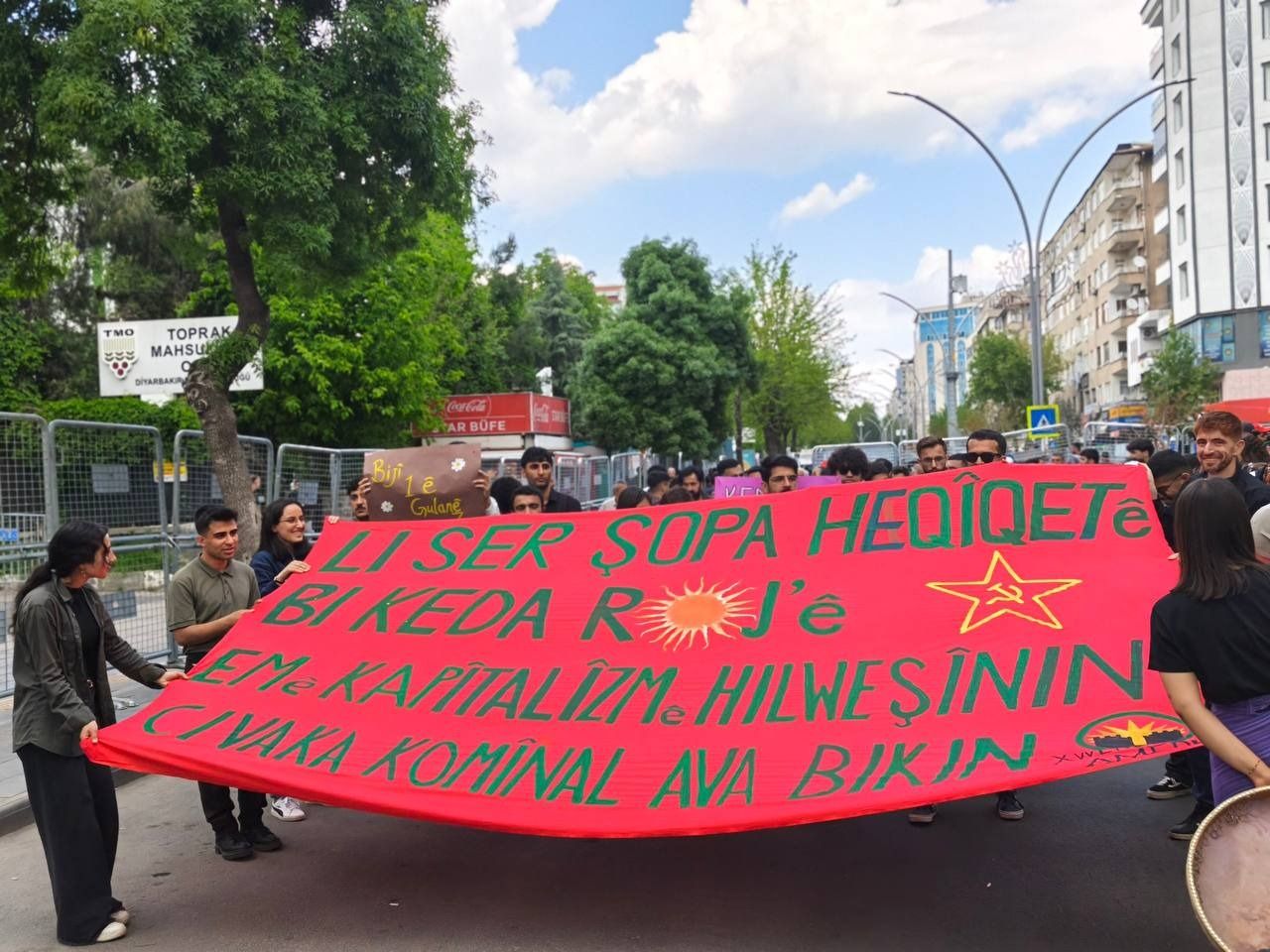 Li Amedê bi hezaran karker û kedkar herikîn qada Îstasyonê
